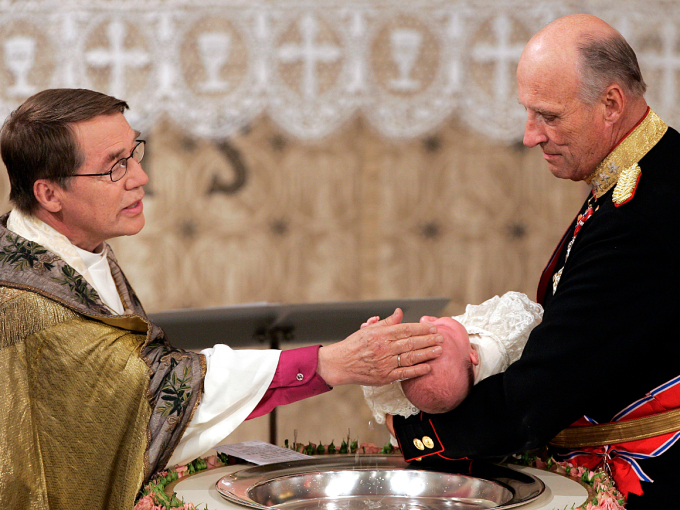 Kong Harald bar Prinsesse Ingrid Alexandra til dåpen. Daværende biskop i Oslo, Gunnar Stålsett, forrettet. Foto: Tor Richardsen, NTB scanpix